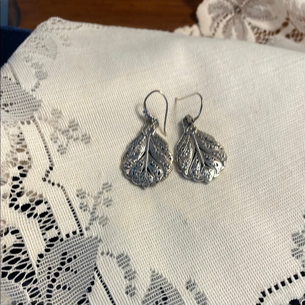 Artisan of Bali, Elegant Silver Leaf Pattern Earrings